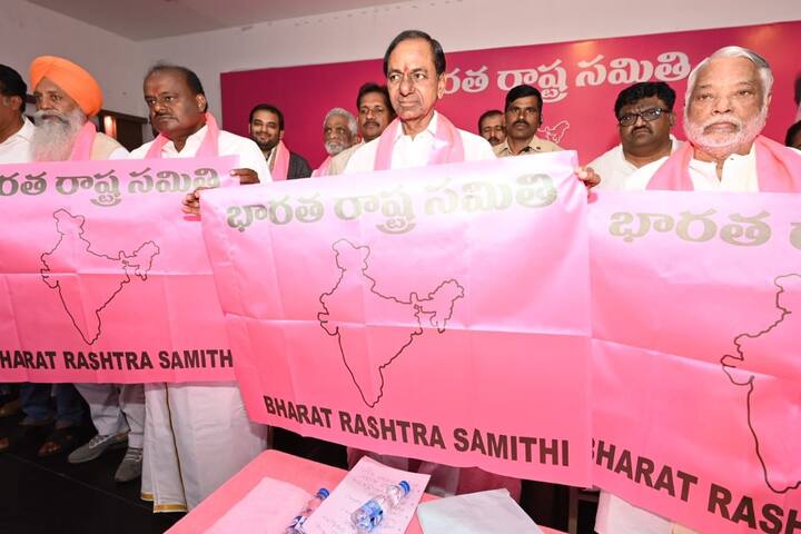 బీఆర్ఎస్ జెండాతో సీఎం కేసీఆర్