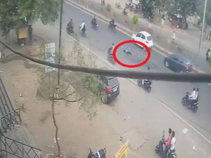 Video Viral marathi news man got accident in aurangabad maharashtra but no one help Video Viral : इथे ओशाळली माणुसकी..! अपघातानंतर तो विव्हळत रस्त्यावर पडला होता, लोकांनी पाहिली गंमत, पण मदतीस कोणीही नाही