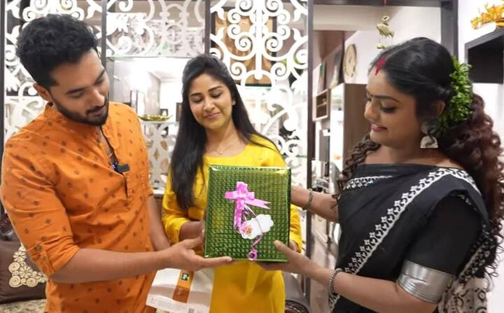 నిరుపమ్ పరిటాల భార్య మంజులకి గిఫ్ట్ ఇస్తున్న ప్రేమి విశ్వనాథ్. Image Credit: Manjula Nirupam Fan Page/ Instagram