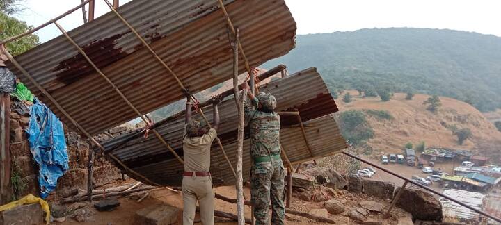पायथा परिसरात वन विभागाच्या मालकीच्या जागेत 20 हून अधिक अतिक्रमणे आहेत.