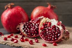 Pomegranate peel: દાડમની છાલને કચરો સમજીને ફેંકી દેવાની ન કરો  ભૂલ, તેના ફાયદા જાણીને તમે ચોંકી જશો