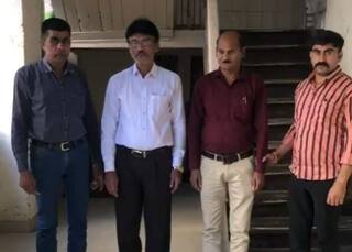 સુરતમાં સહાયક માહિતી નિયામક 2.70 લાખની લાંચ લેતા ઝડપાયા