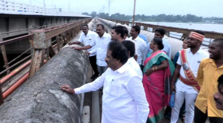 திருச்சி: பழைய காவிரி இரும்பு பாலத்தை மக்கள் பயன்பாட்டிற்கு திறக்க அதிகாரிகள் ஆய்வு