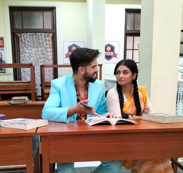 স্বপ্ন দেখার কোনও ভাষা হয় না। স্বপ্ন সত্যিরও নয়। এই বার্তা নিয়েই আসছে নতুন ধারাবাহিক 'বাংলা মিডিয়াম'।