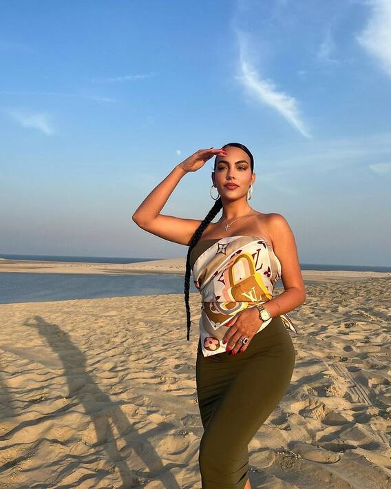 FIFA WC 2022: क्रिस्टियानो रोनाल्डो की गर्लफ्रेंड Georgina Rodriguez ने कराया बोल्ड फोटोशूट FIFA WC 2022: क्रिस्टियानो रोनाल्डो की गर्लफ्रेंड Georgina Rodriguez ने कराया बोल्ड फोटोशूट