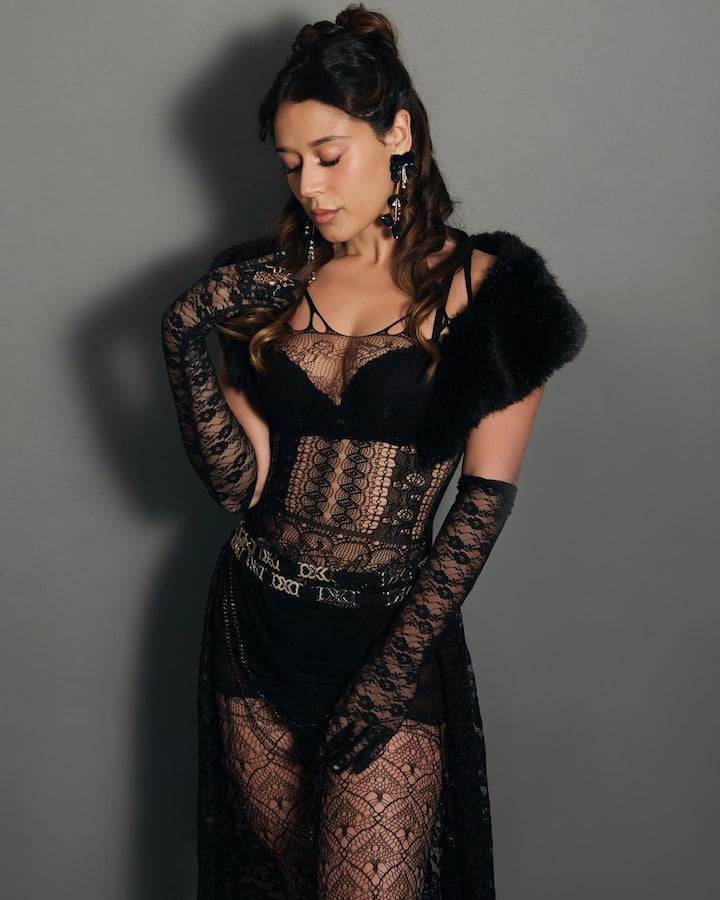 तस्वीरों में वो वॉरियर प्रिंसेस के लुक में नजर आ रही हैं. उनकी इन तस्वीरों ने एक बार फिर इंटरनेट का पारा बढ़ा दिया है.