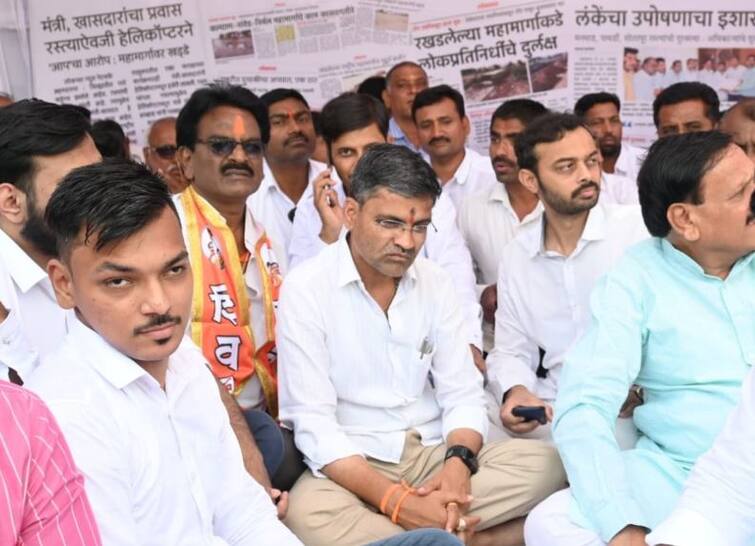 mla nilesh lanke protest at Ahmednagar for District bad road condition ncp bjp political updates Nilesh Lanke: आमदार निलेश लंकेंच्या उपोषणाचा तिसरा दिवस, पाठिंब्यासाठी अनेक ठिकाणी रास्ता रोको, अधिकाऱ्यांची खुर्चीही जाळली
