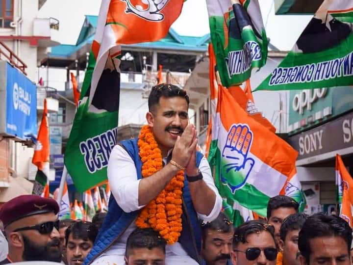 हिमाचल प्रदेश में अपने विधानसभा क्षेत्र शिमला ग्रामीण से जीत हासिल करने के बाद अपने समर्थकों का अभिवादन करते विक्रमादित्य सिंह.