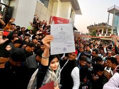 मैनपुरी और खतौली में साइकिल चलने से सपा कार्यालय में जश्न का माहौल, कार्यकर्ताओं ने बांटी मिठाई