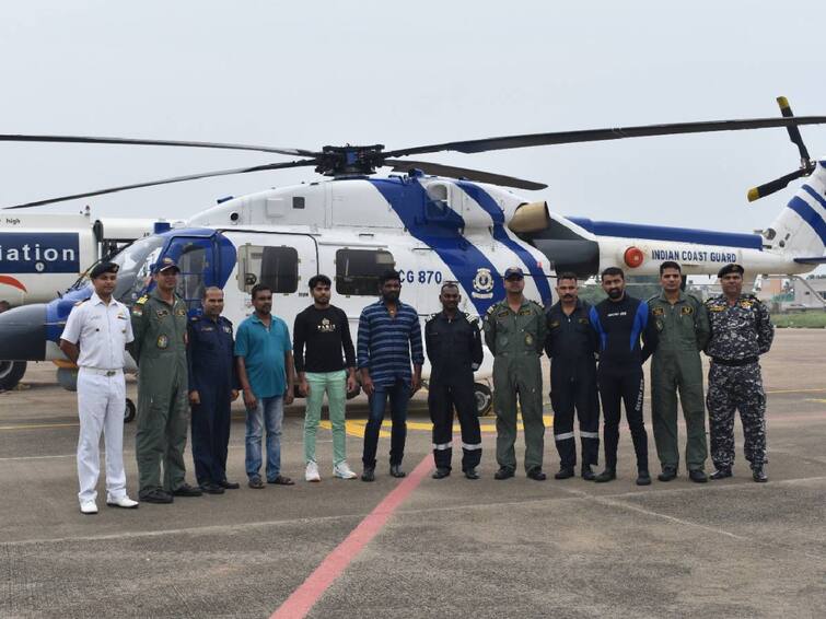 Cyclone Mandous, following pre-emptive measures have been initiated by Indian Coast Guard Eastern Region. Cyclone Mandous: கடலில் தத்தளித்த 3 பேர்: ஹெலிகாப்டர் உதவியுடன் மீட்ட கடலோர காவல்படை..