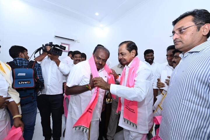 జేడీఎస్ నేత కుమారస్వామికి బీఆర్ఎస్ కండువా కప్పుతున్న సీఎం కేసీఆర్