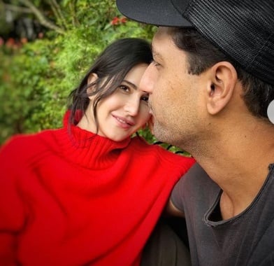 ক্যাটরিনাও লাল সোয়েটার আর ভিকির সাহচর্যের উষ্ণতায় আনন্দে মজেছেন ডিসেম্বরের বিকেলে।