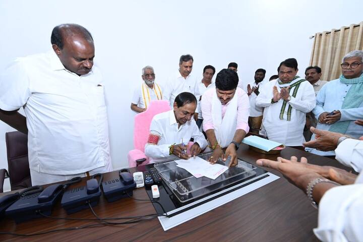 టీఆర్ఎస్ పేరు బీఆర్ఎస్ గా మార్పు పత్రాలపై సంతకం చేస్తున్న సీఎం కేసీఆర్