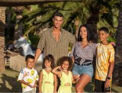 PHOTOS: ਕ੍ਰਿਸਟੀਆਨੋ ਰੋਨਾਲਡੋ ਤੋਂ ਲੈ ਕੇ ਲਿਓਨਲ ਮੇਸੀ ਤੱਕ, ਇਨ੍ਹਾਂ ਸਟਾਰ ਖਿਡਾਰੀਆਂ ਦੀਆਂ ਪਤਨੀਆਂ ਤੇ ਗਰਲਫ੍ਰੈਂਡ ਹਨ ਬੇਹੱਦ ਖੂਬਸੂਰਤ, ਦੇਖੋ ਤਸਵੀਰਾਂ