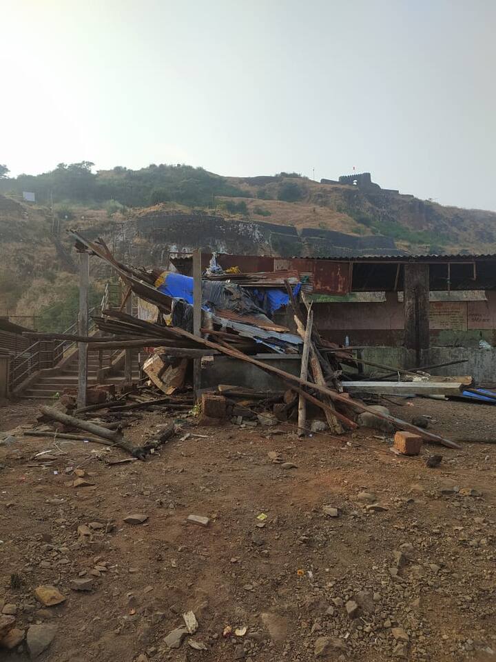 पक्की बांधकामे 15 दिवसांत बांधकामे काढून घ्यावीत, अन्यथा कारवाई करू, अशी सूचना उपवनसंरक्षक जी. गुरुप्रसाद यांनी केली आहे.