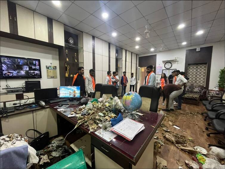 In MTB college in Surat, ABVP workers threw garbage in the principal's office SURAT: સુરતની આ કોલેજમાં ABVP ના કાર્યકરોએ આચાર્યની ઓફીસમાં કચરો ઠાલવી નોંધાવ્યો વિરોધ, જાણો શું છે સમગ્ર મામલો