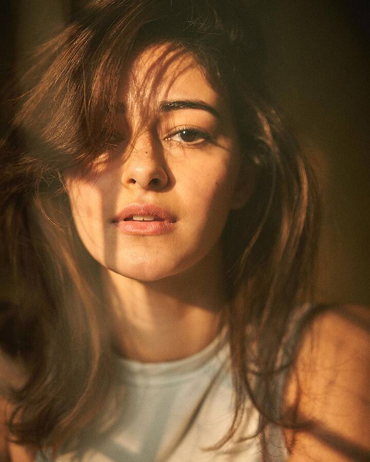 Ananya Pandey PHOTO: અનન્યા પાંડે પોતાના ફેન્સ સાથે જોડાયેલા રહેવા માટે સોશિયલ મીડિયા પર ખૂબ જ એક્ટિવ રહે છે.