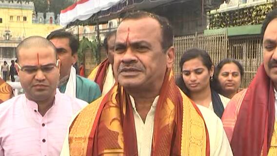 MP Komatireddy : షర్మిలను టోయింగ్ లో తీసుకెళ్లటం దారుణం | DNN | ABP Desam