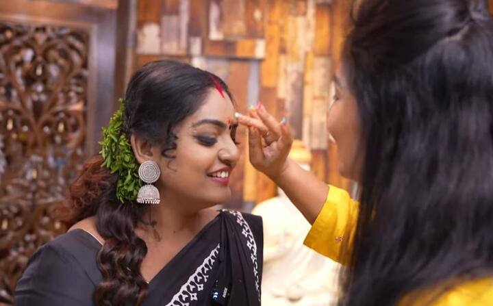 మంజుల, ప్రేమి విశ్వనాథ్. Image Credit: Manjula Nirupam Fan Page/ Instagram