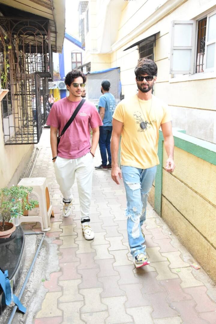 शाहिद कपूर की अपने भाई ईशान खट्टर के साथ बहुत अच्छी बॉन्डिंग है. दोनों अक्सर एकसाथ स्पॉट भी किए जाते हैं.