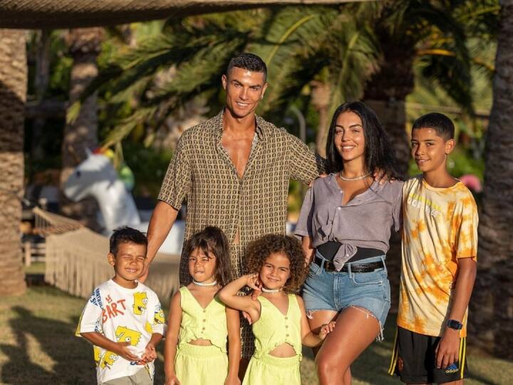 दुनिया के महान फुटबॉलरों में शुमार पुर्तगाल के स्टार खिलाड़ी क्रिस्टियानो रोनाल्डो और उनकी गर्लफ्रेंड गॉर्जिना रोड्रिग्ज काफी चर्चा में रहते हैं. दोनों सोशल मीडिया पर खूब एक्टिव भी रहते हैं. रोनाल्डो और उनकी गर्लफ्रेंड रोड्रिग्ज के 4 बच्चे भी हैं.