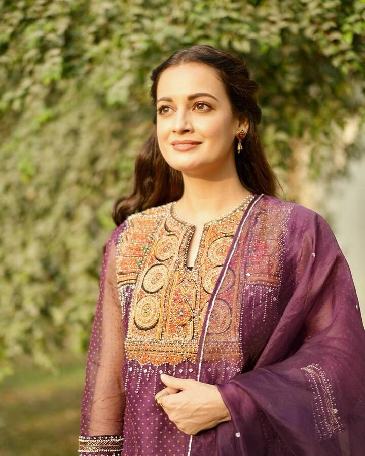 Dia Mirza Photo: અભિનેત્રી દિયા મિર્ઝા પોતાની સુંદરતા અને સ્મિતથી ચાહકોનું દિલ જીતી લે છે. આજકાલ તે ફિલ્મોમાં ભાગ્યે જ જોવા મળે છે, પરંતુ તેના ચાહકોની યાદી લાંબી છે.