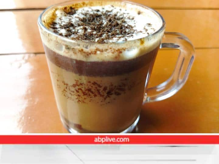 सर्दी की सुबह उठते वक्त बहुत आलस फिल होता है ऐसे में आपको चाहिए दमदार डार्क चॉकलेट कॉफी.