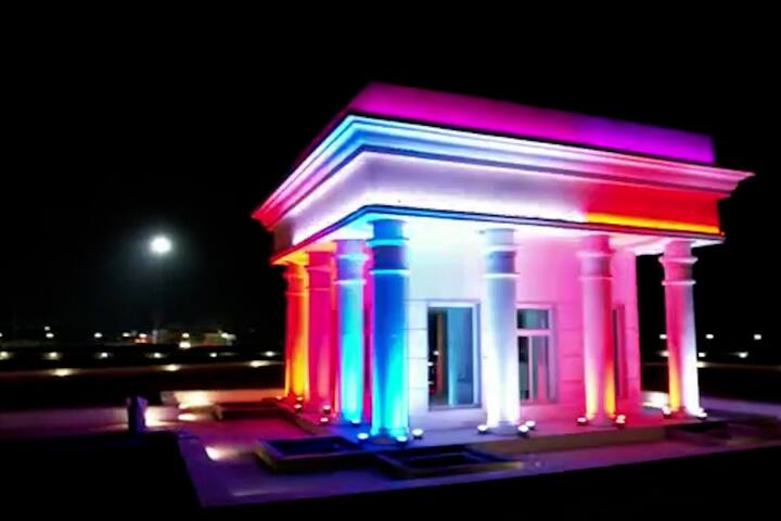 या चौकावरच आठ किलो वॅट सौर ऊर्जेचे रोज उत्पादन केले जाते.