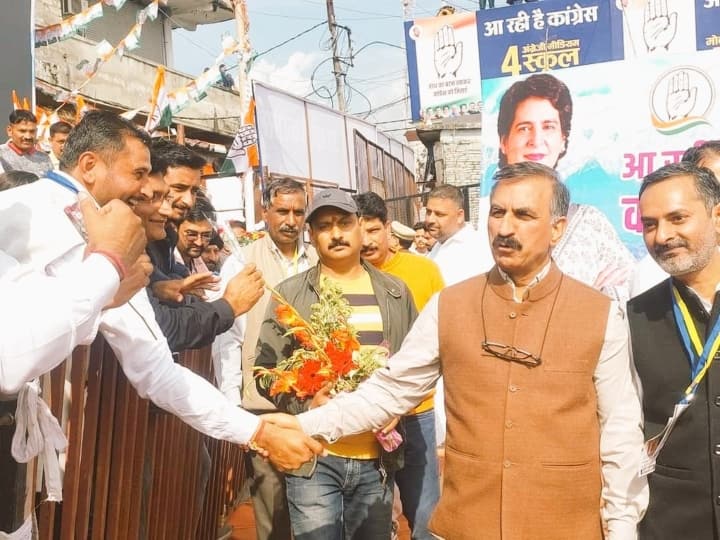 हिमाचल में कांग्रेस पार्टी के पूर्व प्रदेश अध्यक्ष सुखविंदर सिंह सुक्खू भी नए सीएम की दौड़ में शामिल बताये जा रहे हैं. ये नदौन से विधायक हैं. सुक्खू राज्य में प्रभावशाली ठाकुर समुदाय से हैं.