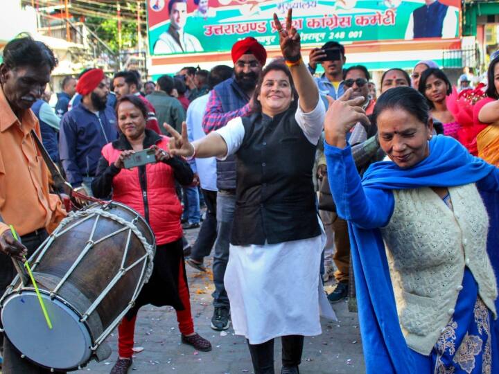हिमाचल प्रदेश में बहुमत हासिल करने के बाद हिमाचल कांग्रेस पार्टी कार्यालय में महिलाओं ने जीत का जश्न मनाया.