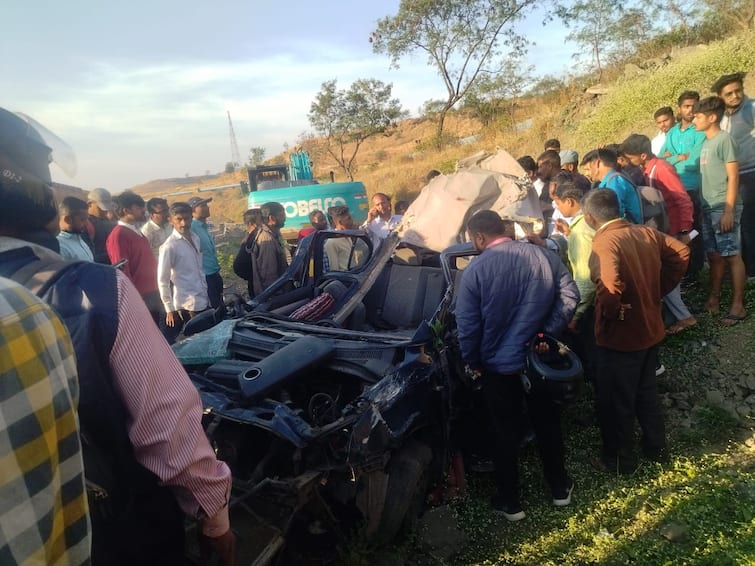 Nashik Accident 8 person travelling in five seater vehicle 5 death in mohadari ghat nashik Nashik Accident: गाडीत क्षमता पाच जणांची, बसले आठजण! टायर फुटले अन् विशीतील पाच मित्रांनी गमावला जीव