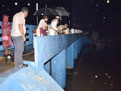 வாழவாய்க்கால் பாலம் உடையும் அபாயம்: கொட்டும் மழையில் குடையை பிடித்துக்கொண்டு ஆய்வு செய்த அதிகாரிகள்