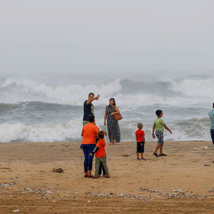 গ্রেটার চেন্নাই পুলিশের তরফে খুব প্রয়োজন ছাড়া বাইরে বেরোতে নিষেধ করা হয়েছে। আজ সন্ধ্যা ৬টা থেকে মধ্যরাত পর্যন্ত এই সতর্ক মানার কথা বলা হয়েছে।