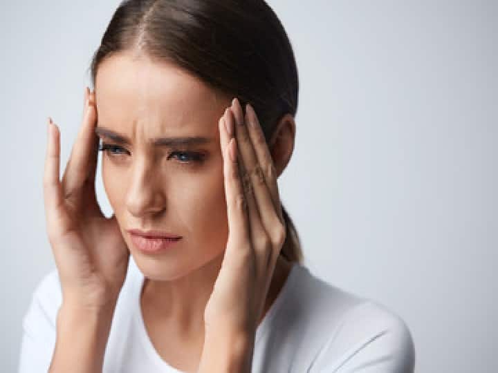Migraine Symptoms Mild headache is not the onset of migraine find out from these symptoms Migraine Symptoms: हल्का-हल्का सिर दर्द कहीं माइग्रेन की शुरुआत तो नहीं, इन लक्षणों से पता करें
