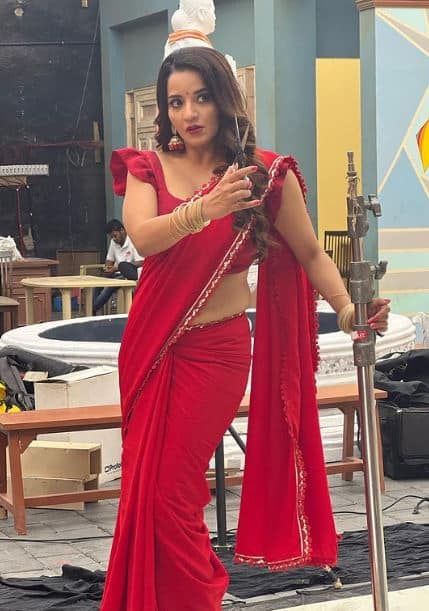 तिनं शेकडो भोजपुरी सिनेमांसह हिंदी, बंगाली, ओडिया, तामिळ, कन्नडं आणि तेलगू सिनेमांमध्येही काम केलं आहे
