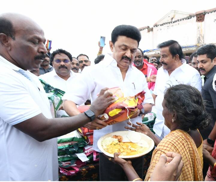 உதவிகள் வழங்கும் முதலமைச்சர் ஸ்டாலின்