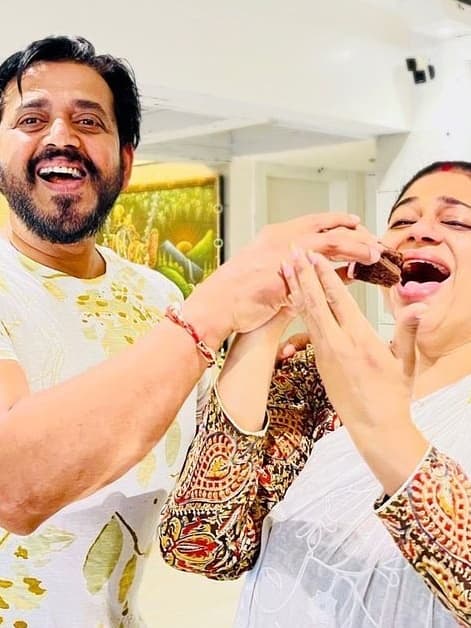 पत्नी के पैर छूकर सोते हैं रवि किशन