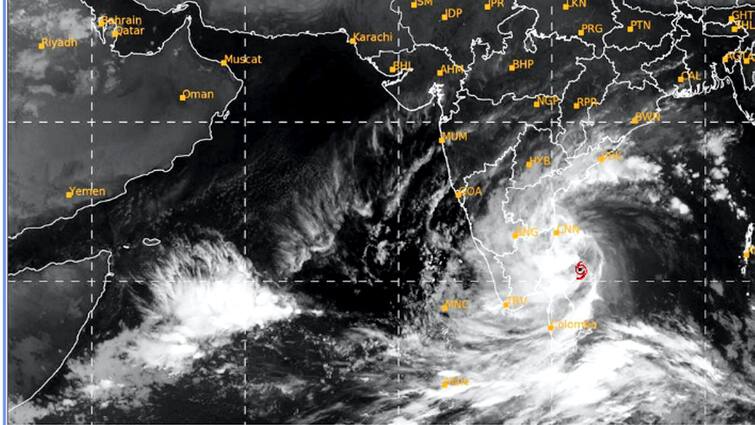 Cyclone Mandous Update: Storm begins crossing coast off Mamallapuram near Chennai, Winds To Hit 70 kmph Cyclone Mandous Update: শক্তি কমলেও ভারী বৃষ্টিপাত, উপড়ে পড়ল গাছ, মান্দাস আছড়ে পড়ল তামিলনাড়ুর উপকূলবর্তী এলাকায়