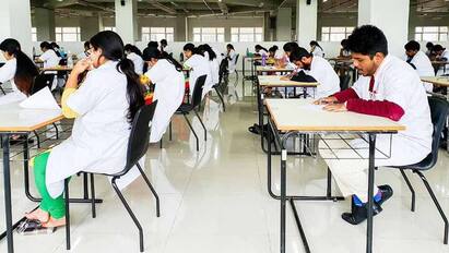 Around 1,100 Indian Students Currently In Ukraine: Government Indian Students: இன்னும் உக்ரைனிலேயே இருக்கும் இந்திய மாணவர்கள் எத்தனை பேர் தெரியுமா?- மத்திய அரசு தகவல்