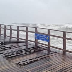 Cyclone Mandous: அச்சுறுத்திய மாண்டஸ் புயல்: பாதிப்புகள் குறித்த புகைப்பட தொகுப்பு!