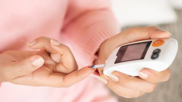 अंकुरित मूंगफली खाने से ब्लड शुगर लेवल कंट्रोल में रहता है. जर्नल ऑफ इंटरनल मेडिसिन की एक रिपोर्ट के अनुसार अंकुरित मूंगफली में मैग्नीशियम पाया जाता है, जो ब्लड शुगर नियंत्रित करने में मदद करता है.