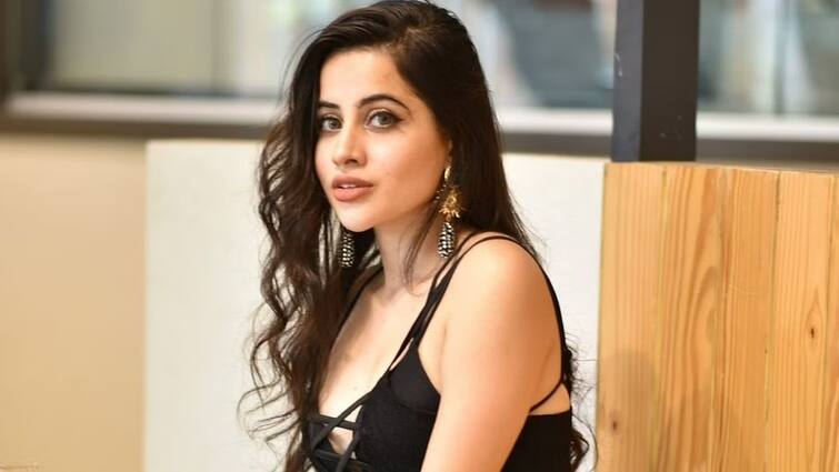 Viral Pics: Uorfi javed wear weird and nude transparent net green dress with golden necklace Pics: ટીવી સ્ટારે હદ વટાવી, ઓપન ટ્રાન્સપરન્ટ ડ્રેસમાં કરાવ્યુ ફોટોશૂટ, લોકો બોલ્યા- શરમ કરો, આને તો......