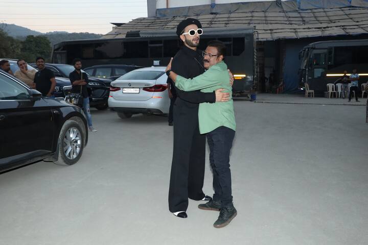 फिल्म को लेकर रणवीर और पूरी स्टारकास्ट जमकर मेहनत कर रहे हैं. हाल ही में एक प्रमोशन के दौरान फिल्म से जुड़े तमाम लोग दिखाई दिए. इस दौरान रणवीर सिंह का लुक काफी चर्चा बटोर रहा है.