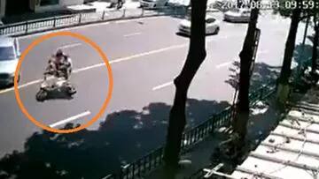 Viral Video: ਕੀ ਤੁਸੀਂ ਕਦੇ ਅਜਿਹਾ ਹਾਦਸਾ ਦੇਖਿਆ ਹੈ? ਡਰਾਈਵਰ ਨੂੰ ਛੱਡ ਕੇ ਭੱਜ ਗਈ ਬਾਈਕ! Viral Video: ਕੀ ਤੁਸੀਂ ਕਦੇ ਅਜਿਹਾ ਹਾਦਸਾ ਦੇਖਿਆ ਹੈ? ਡਰਾਈਵਰ ਨੂੰ ਛੱਡ ਕੇ ਭੱਜ ਗਈ ਬਾਈਕ!