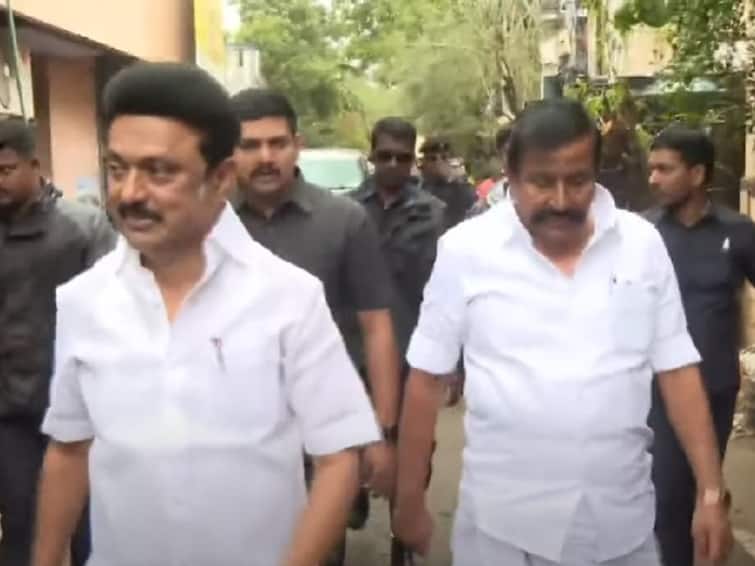 Tamil Nadu CM M K Stalin reviews the Cyclone Mandous affected places today Cyclone Mandous: மாண்டஸ் புயல் பாதிப்புகளை நேரில் ஆய்வு செய்த முதலமைச்சர்..! மக்களுக்கு நிவாரண உதவி..