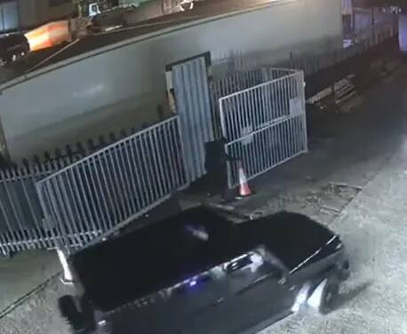 Car Robbery : હોલિવુડની ફિલ્મને પણ ટક્કર મારે એવી ચોરી, માત્ર 7 સેકંડમાં કરોડોની લક્ઝરી કાર થઈ છૂમંતર