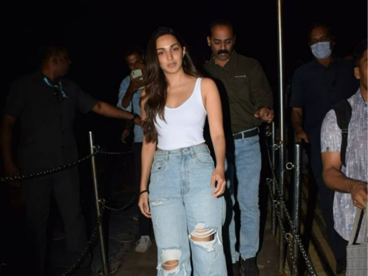 Kiara Advani Photos: बॉलीवुड की खूबसूरत एक्ट्रेस कियारा आडवाणी हाल ही में मुंबई की सड़कों पर स्पॉट की गई है. इस दौरान एक्ट्रेस नो मेकअप लुक में काफी सुंदर लग रही थी.