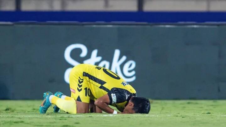 তবে হঠাৎ করেই ৩৭ মিনিটের মাথায় সবটা বদলে যায় লম্বা থ্রো থেকে মহম্মদ ইয়াসির ইস্টবেঙ্গলের পেনাল্টি বক্সে বল পেয়ে যান। চোথধাঁধানো ভলিতে দলকে এগিয়েও দেন তিনি।