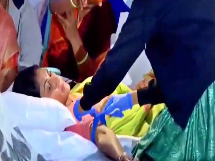 Hyderabad Ysrtp president YS Sharmila hunger strike continues second days doctors suggested shift to hospital DNN YS Sharmila : క్షీణిస్తున్న వైఎస్ షర్మిల ఆరోగ్యం, వెంటనే ఆసుపత్రికి తరలించాలని వైద్యుల సూచన!