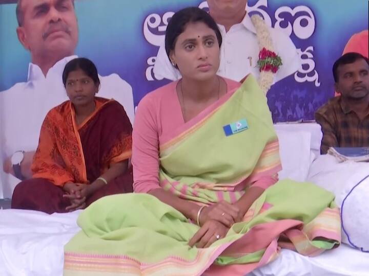 Hyderabad YS Sharmila Hunger strike continues second day health deteriorated DNN YS Sharmila : రెండో రోజు కొనసాగుతున్న షర్మిల ఆమరణ దీక్ష, లోటస్ పాండ్ వద్ద కర్ఫ్యూ వాతావరణం!